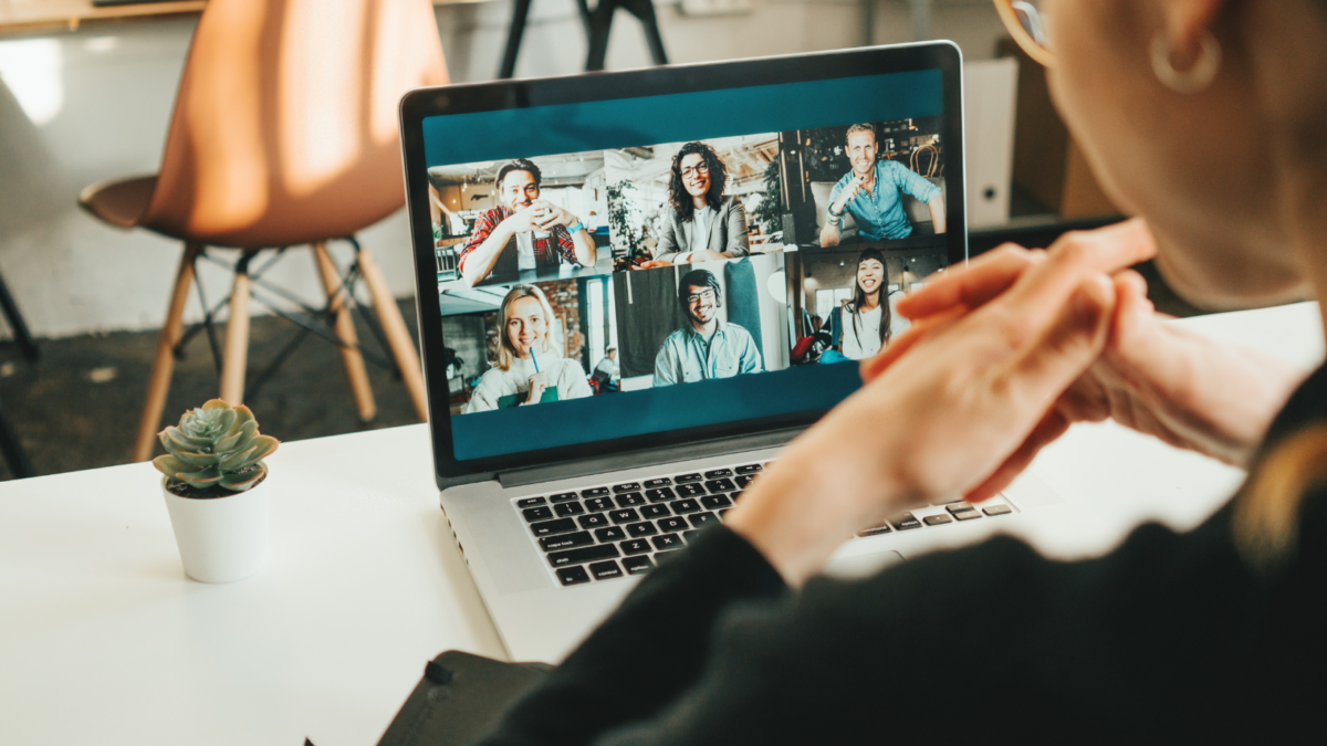 Videochiamata con sei partecipanti su schermo di laptop durante una riunione online