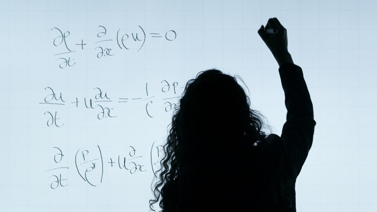 Sagoma di una persona che scrive equazioni di fisica su una lavagna trasparente