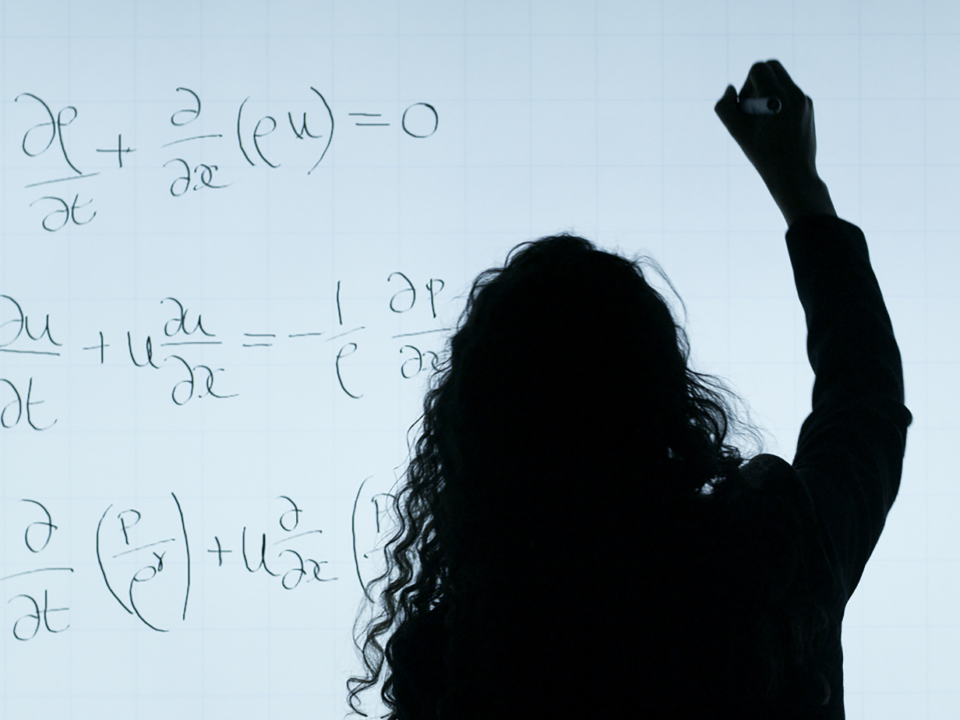 Sagoma di una persona che scrive equazioni di fisica su una lavagna trasparente