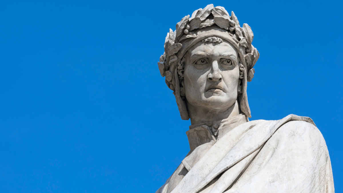 Statua di Dante Alighieri con corona di alloro, ripresa dal basso contro un cielo azzurro