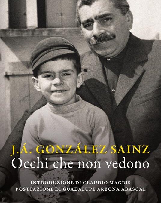 Copertina del libro «Occhi che non vedono» di J.Á. González Sainz, foto in bianco e nero di nonno e nipote