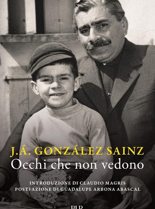 Copertina del libro «Occhi che non vedono» di J.Á. González Sainz, foto in bianco e nero di nonno e nipote
