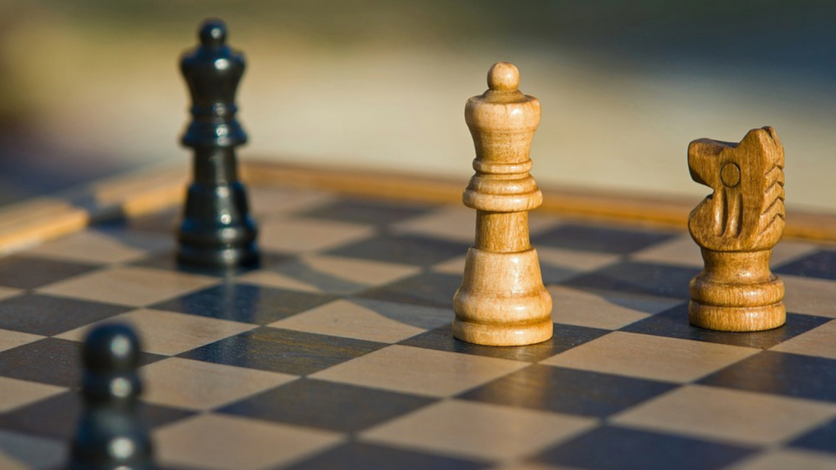 Primo piano di pezzi degli scacchi su una scacchiera, re bianco e re nero a confronto