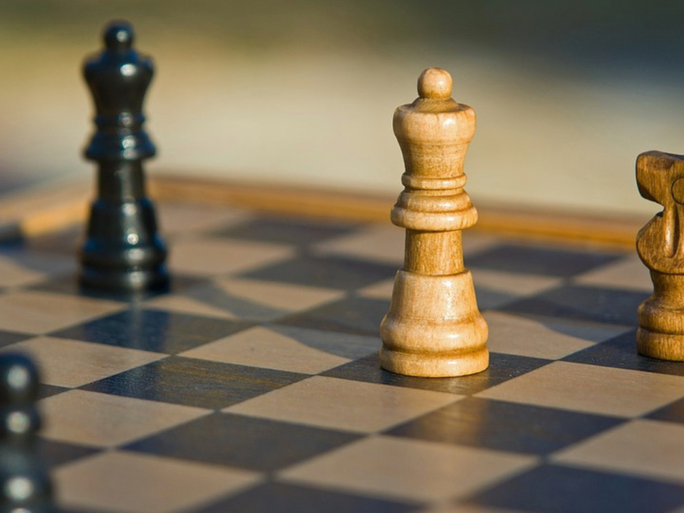 Primo piano di pezzi degli scacchi su una scacchiera, re bianco e re nero a confronto