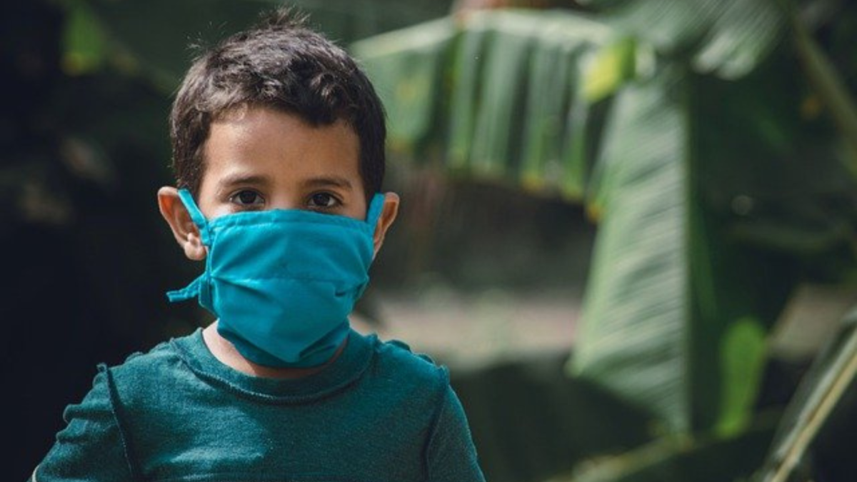 Bambino con mascherina all'aperto durante il ritorno a scuola in presenza