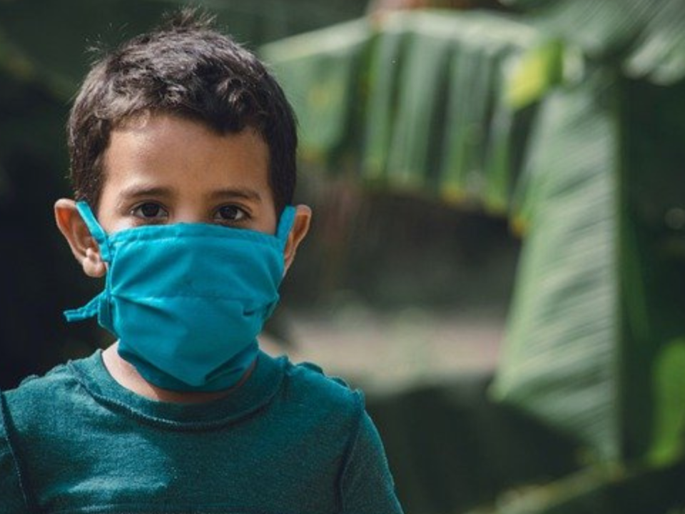 Bambino con mascherina all'aperto durante il ritorno a scuola in presenza