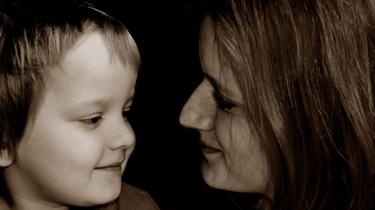 Foto in bianco e nero di una madre e un bambino che si guardano negli occhi