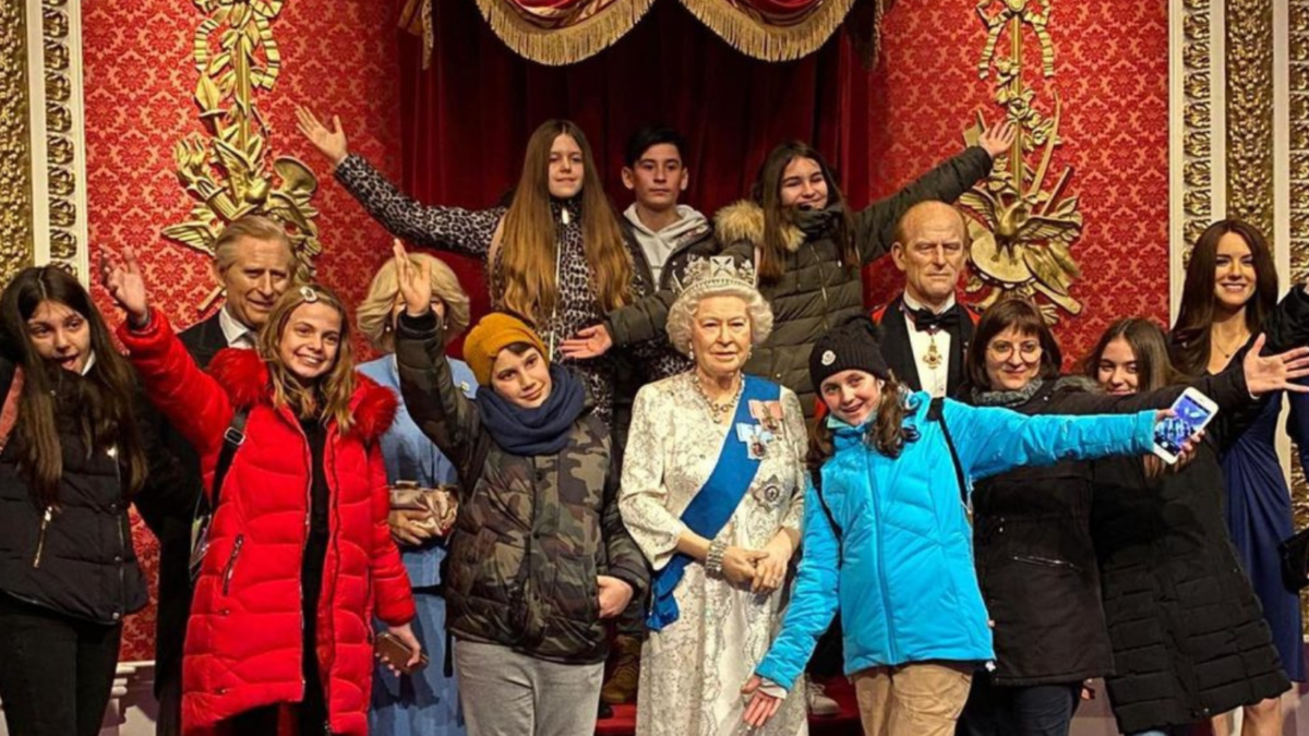 Studenti in gita a Londra si fotografano con le statue di cera della famiglia reale britannica