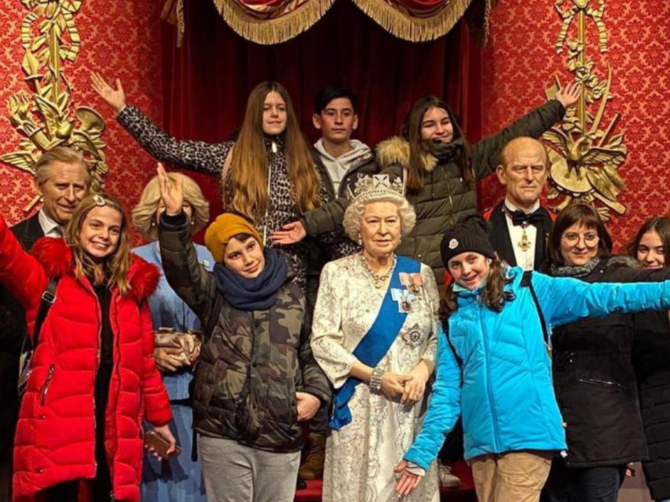 Studenti in gita a Londra si fotografano con le statue di cera della famiglia reale britannica