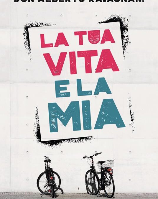 Copertina del libro "La tua vita e la mia" di don Alberto Ravagnani, con due biciclette appoggiate a un muro
