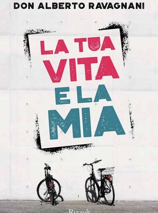 Copertina del libro "La tua vita e la mia" di don Alberto Ravagnani, con due biciclette appoggiate a un muro