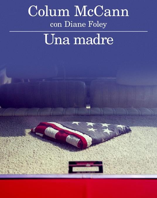 Copertina del libro "Una madre" di Colum McCann e Diane Foley, con una bandiera americana piegata