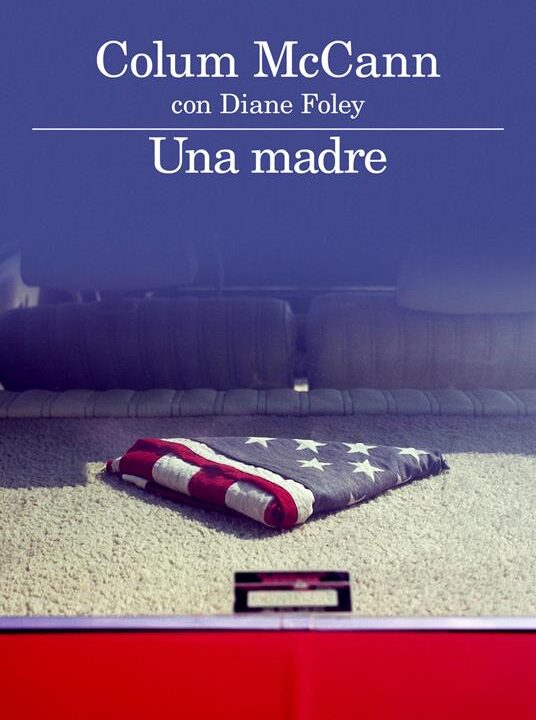 Copertina del libro "Una madre" di Colum McCann e Diane Foley, con una bandiera americana piegata
