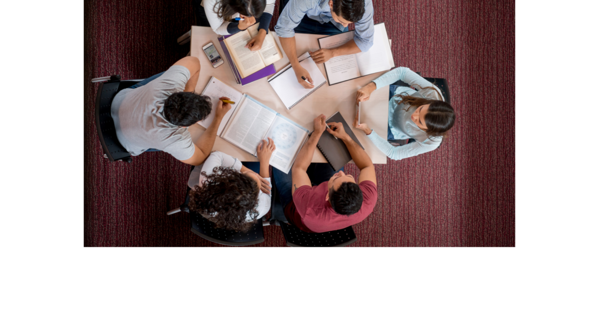 Vista dall'alto di un gruppo di studenti seduti a un tavolo mentre studiano con libri e appunti