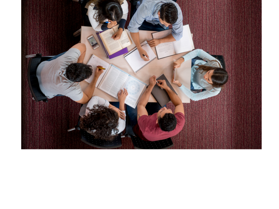 Vista dall'alto di un gruppo di studenti seduti a un tavolo mentre studiano con libri e appunti