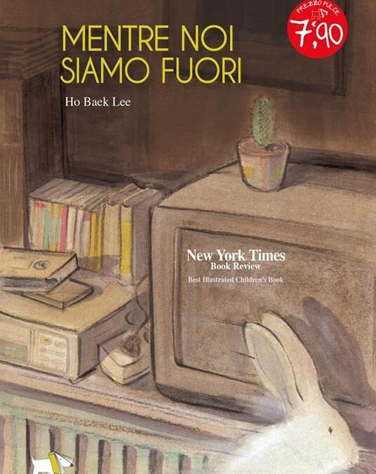 Copertina illustrata del libro "Mentre noi siamo fuori" di Ho Baek Lee, con un coniglio bianco