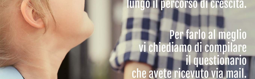 Locandina Liberi di Educare «Hai risposto al questionario?» con una bambina e un genitore mano nella mano