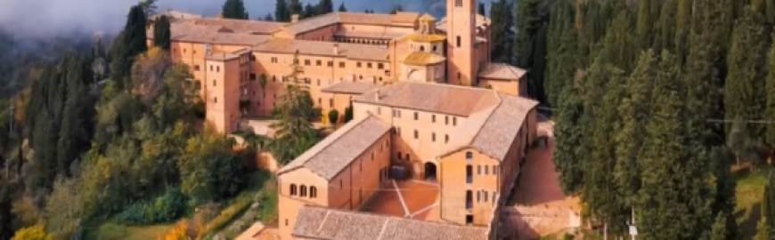 Slide del progetto «Feel Green» per la transizione ecologica, con veduta aerea del monastero di Monte Oliveto Maggiore