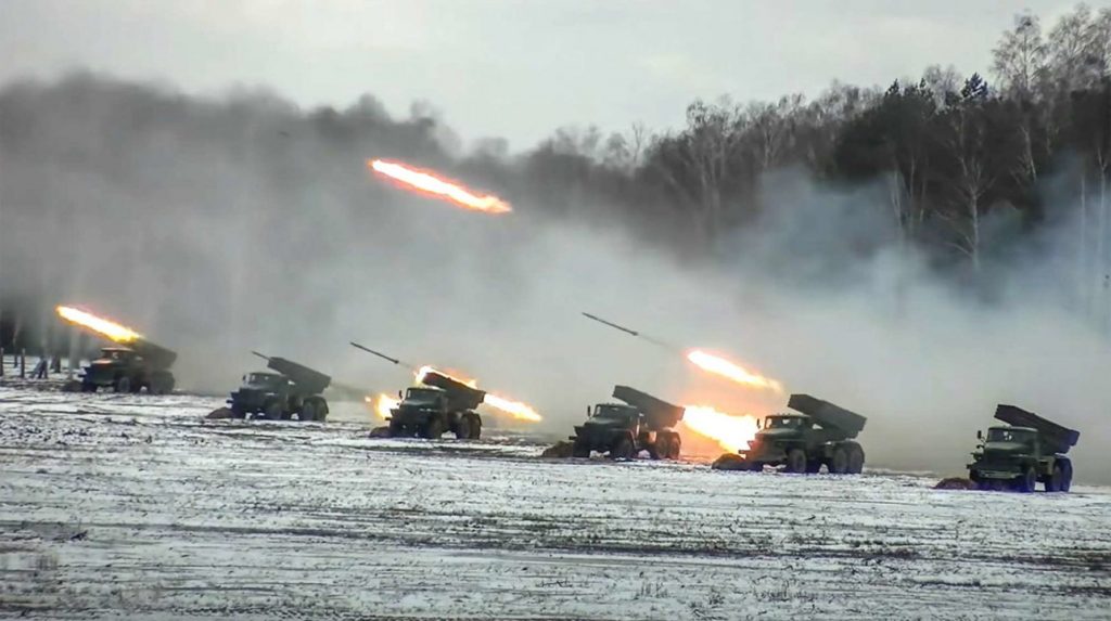 Batteria di lanciarazzi multipli in azione su un campo innevato durante il conflitto in Ucraina