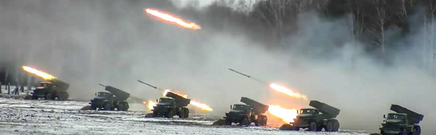 Batteria di lanciarazzi multipli in azione su un campo innevato durante il conflitto in Ucraina