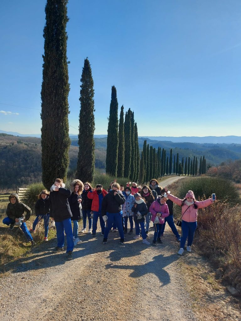 Gruppo di studenti in gita tra i cipressi della campagna toscana durante il progetto Feel Green
