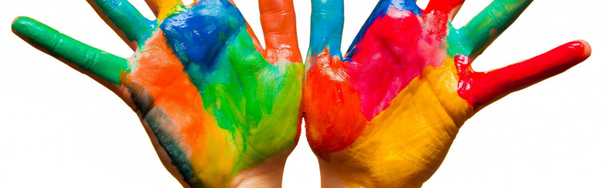 Locandina della campagna 5x1000 di Liberi di Educare, con due mani dipinte a colori vivaci