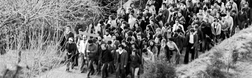 Foto storica in bianco e nero di una processione con una grande croce di legno per la Via Crucis