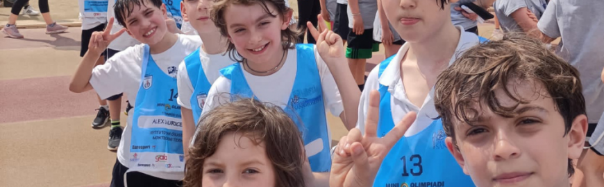 Gruppo di studenti con pettorine azzurre festeggia alle Miniolimpiadi