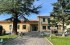 Facciata e giardino della scuola dell'infanzia San Giovanni Bosco di Lama, con alberi e giochi per bambini